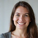 Portrait souriant d'une cliente satisfaite