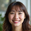 Portrait souriant d'une personne d'origine asiatique