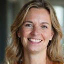 Portrait souriant d'une femme d'une quarantaine d'années