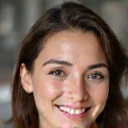 Portrait souriant d'une jeune femme